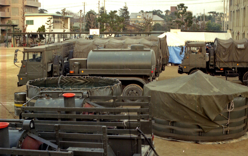 1995年2月10日　香櫨園小学校　自衛隊車両