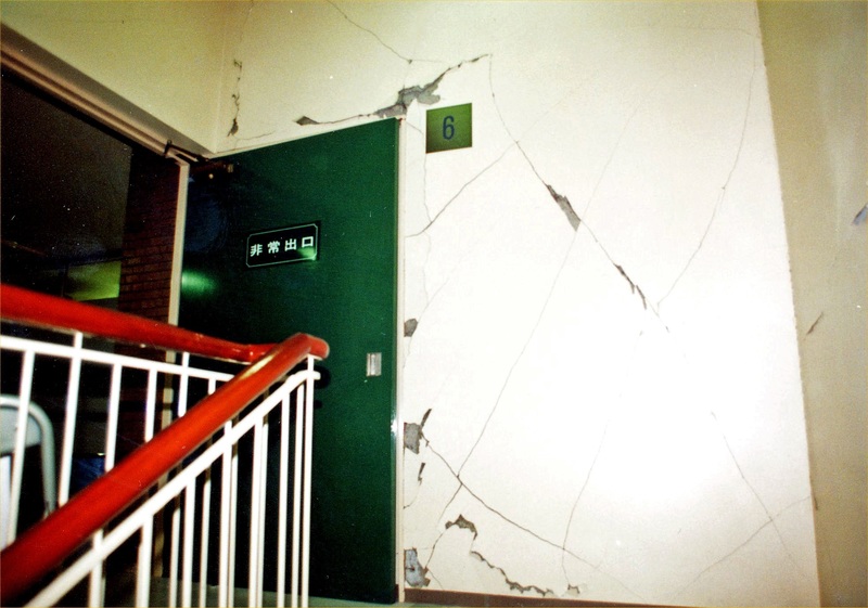 1995年1月18日 西宮市役所本庁舎階段部　ひび割れ
