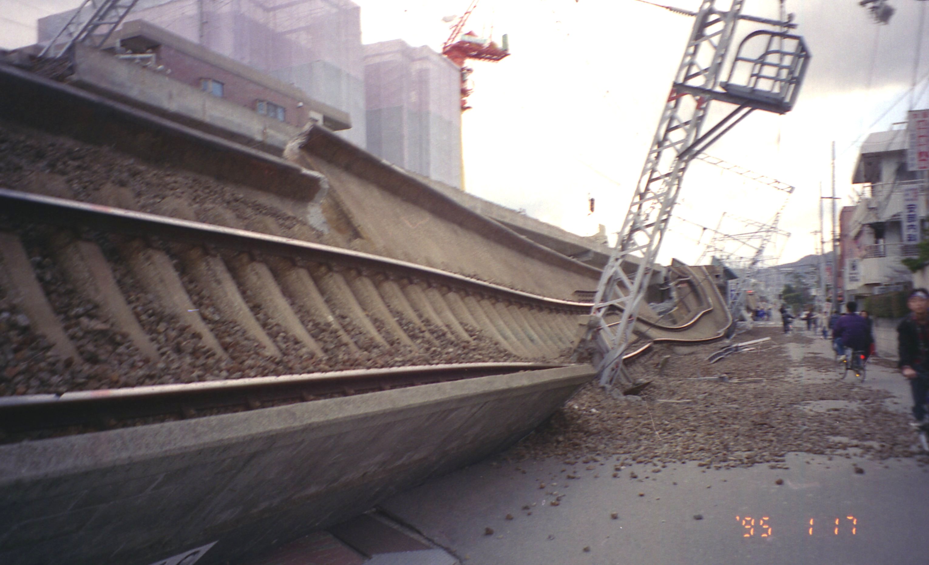 1995年1月17日 阪急神戸線の高架落下場所 | にしのみやデジタルアーカイブ