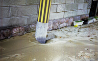 1995年1月17日　電柱より液状化で噴出した砂
