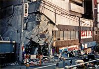1995年2月11日　阪神西宮駅　倒壊したビル