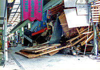 1995年2月1日　西宮中央商店街の被災状況