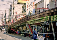 1995年1月18日　甲子園口商店街の被災状況