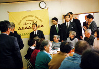 1996年2月18日　橋本総裁　鳴尾浜仮設住宅　ふれあいセンター　総裁