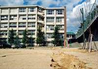 被害を受けた市立西宮高校の校舎と運動場