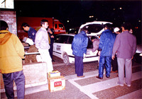 1995年1月18日 西宮市役所正面玄関前　柏原町救援物資
