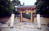1995年1月18日 西宮神社、南門　倒壊鳥居